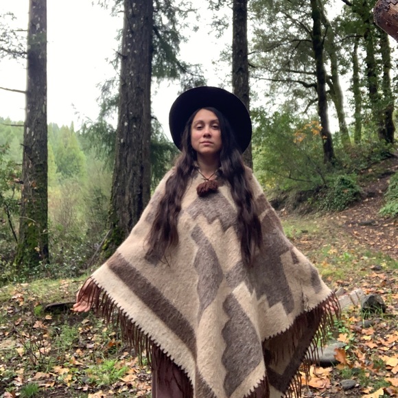 Large Alpaca Wool Poncho w/ collar - Picture 2 of 5